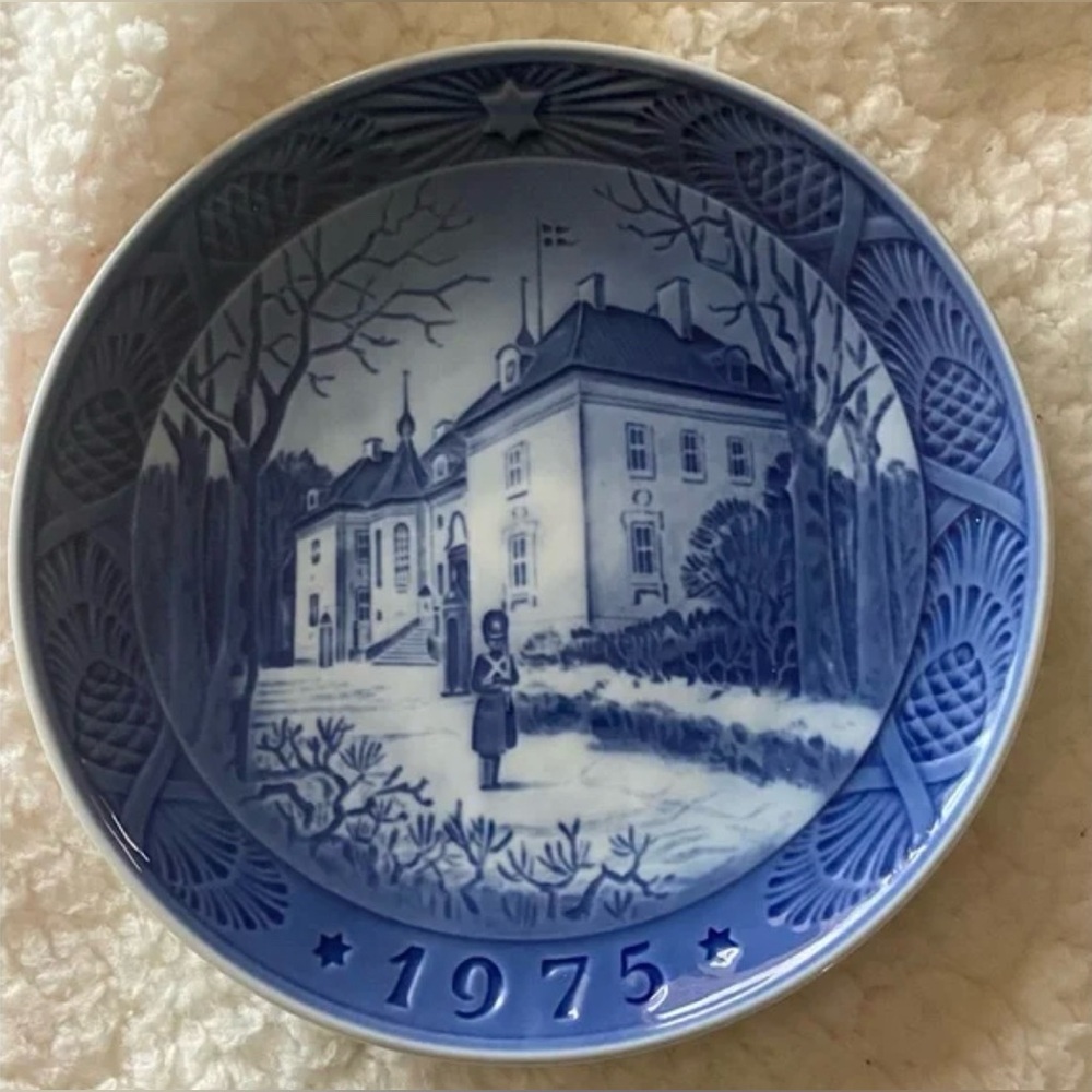 Royal Copenhagen 1975 The Queen’s Christmas Residence Plate Denmark Vintage